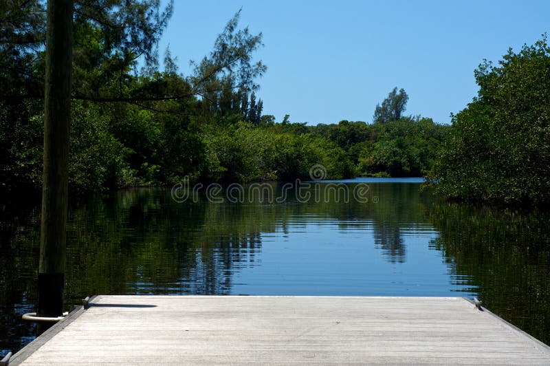 Embarcadero corto en el río en la Florida fotografía de archivo libre de regalías Embarcadero corto en el río en la Florida fotografía de archivo libre de regalías