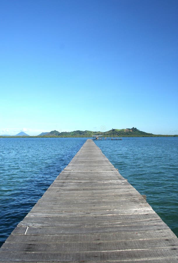 Embarcadero de madera en laguna azul fotografía de archivo Embarcadero de madera en laguna azul fotografía de archivo