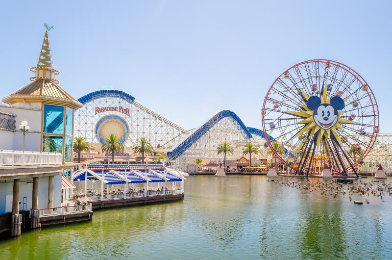 Embarcadero del paraíso en el parque de la aventura de Disney California, Anaheim, Cali