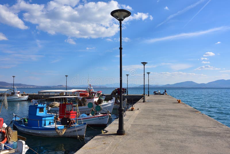 Embarcadero en Paralia Politikon y pequeños barcos de pesca, Grecia imagen de archivo Embarcadero en Paralia Politikon y pequeños barcos de pesca, Grecia imagen de archivo