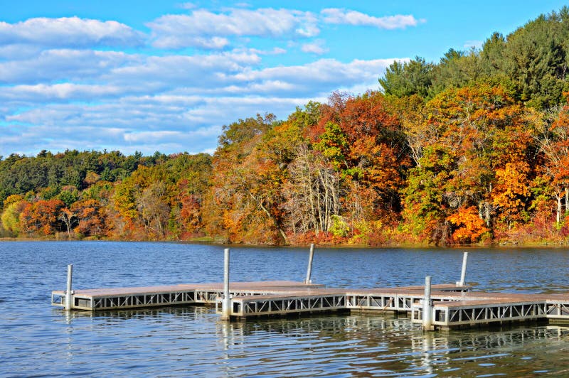 Embarcaderos en el lago, Autumn Colors imágenes de archivo libres de regalías Embarcaderos en el lago, Autumn Colors imágenes de archivo libres de regalías