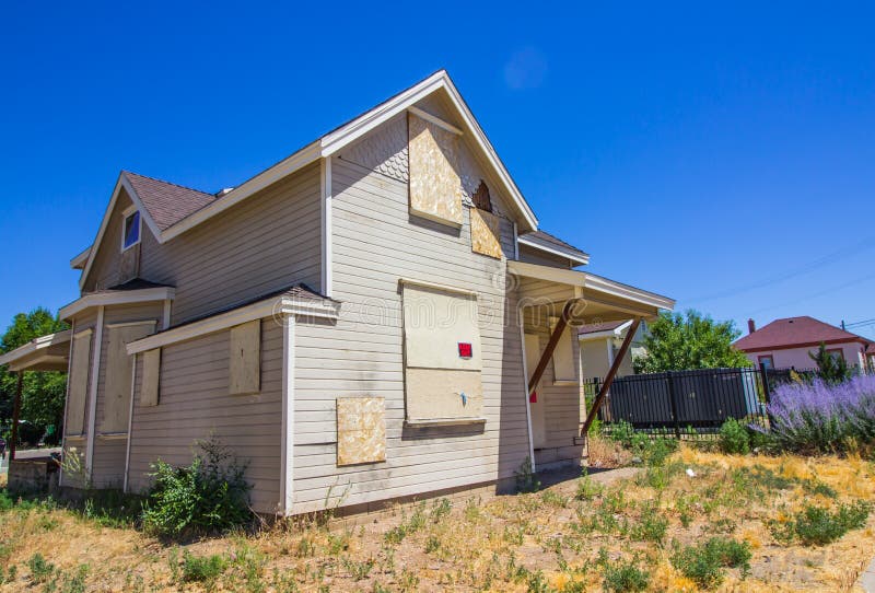 Casa Abandonada com Janelas e Portas Tapadas, Perdida no Processo de Execução imagens de stock royalty free
