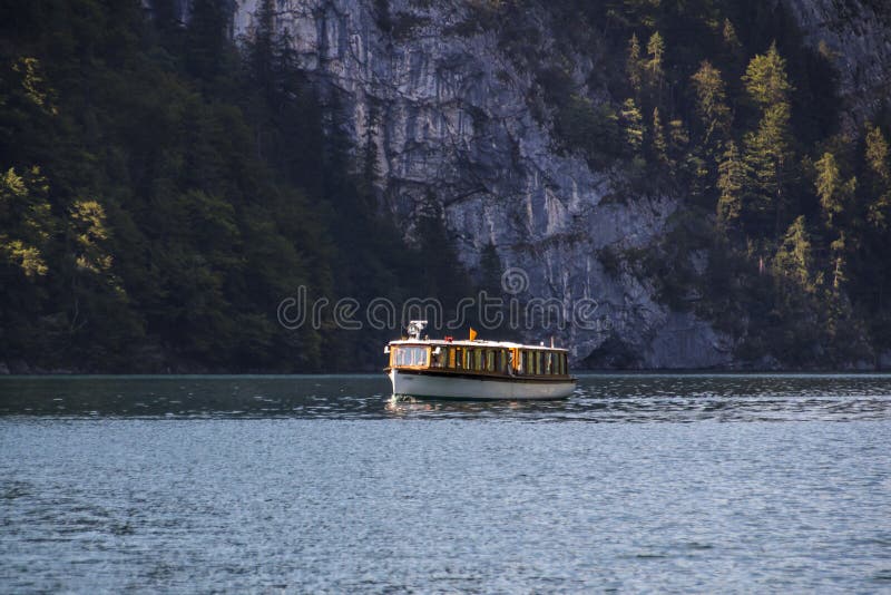 Embarcation de plaisance sur le lac Koenigssee près de Berchtesgaden, Ger