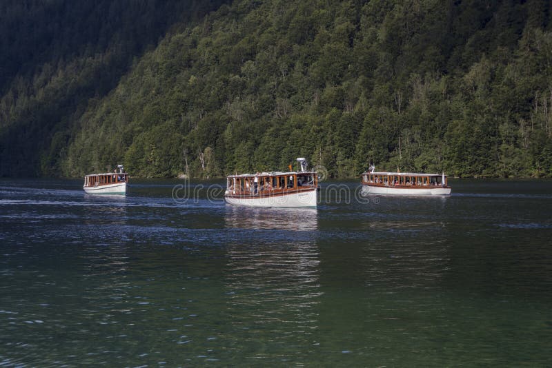 Embarcations de plaisance sur le lac Koenigssee près de Berchtesgaden, GE