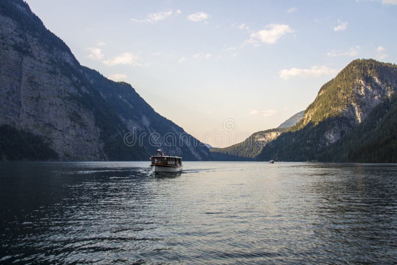 Embarcations de plaisance sur le lac Koenigssee près de Berchtesgaden, GE