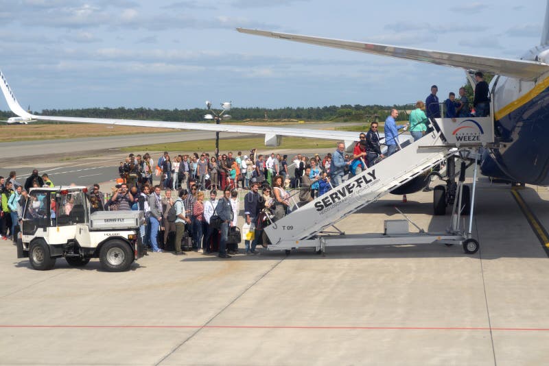 Embarque num avião de passageiros fotos de stock