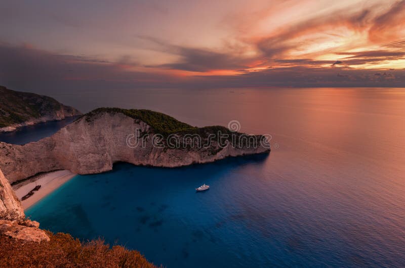 Embarquez la plage d'épave et la baie de Navagio au coucher du soleil Le plus célèbre point de repère naturel de Zakynthos, île g photographie stock Embarquez la plage d'épave et la baie de Navagio au coucher du soleil Le plus célèbre point de repère naturel de Zakynthos, île g photographie stock