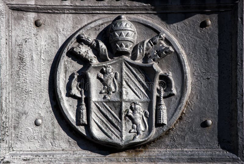 Emblema antiguo de la Ciudad del Vaticano en Roma (Italia)