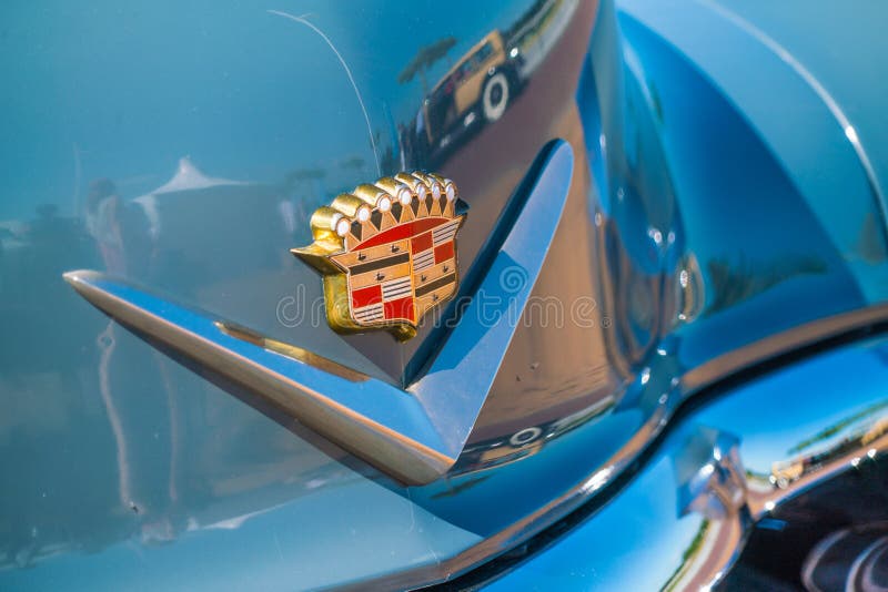 Emblema de Cadillac no Oldtimer no dia nacional anual do oldtimer em Lelystad no dia nacional anual do oldtimer em Lelystad imagem de stock Emblema de Cadillac no Oldtimer no dia nacional anual do oldtimer em Lelystad no dia nacional anual do oldtimer em Lelystad imagem de stock