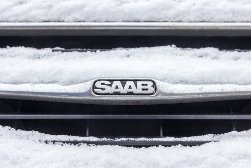 Emblema de Saab cubierto en emblema de la nieve imágenes de archivo libres de regalías Emblema de Saab cubierto en emblema de la nieve imágenes de archivo libres de regalías