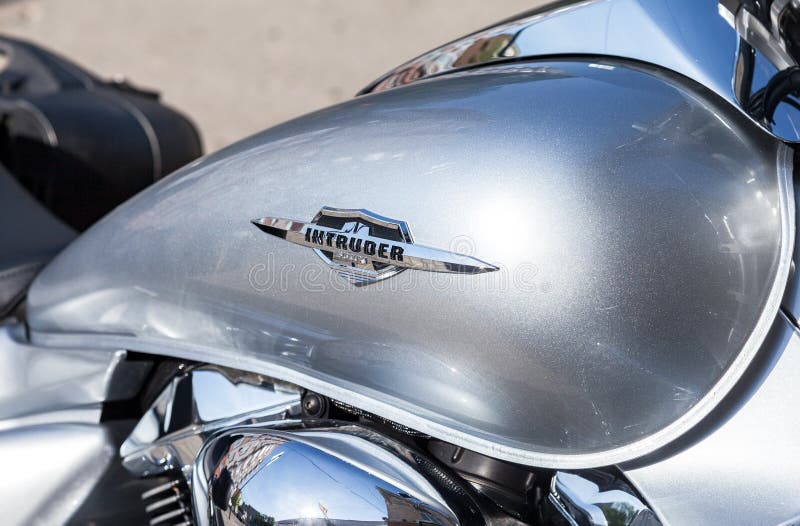Emblemet på bränslebehållaren av en motorcykelSuzuki Intruder clos royaltyfri bild Emblemet på bränslebehållaren av en motorcykelSuzuki Intruder clos royaltyfri bild