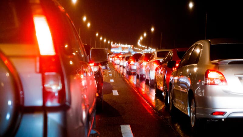 Embouteillage brouillé sur le feu de freinage exprès de manière et de voiture à Bangkok, Thaïlande sur l'espace de nuit et de cop
