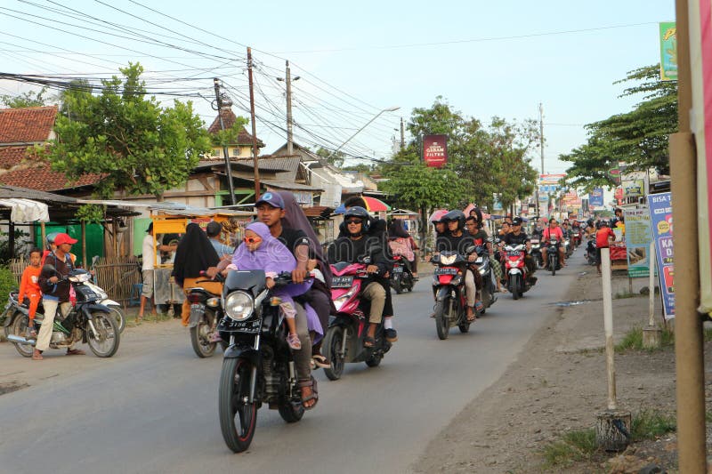 Cilacap indonesia 15 mai 2023 : embouteillages l'après-midi, car beaucoup de gens sortent à la recherche de menus iftar dans la région de cilacap indonésie. cette photo a été prise en 2023