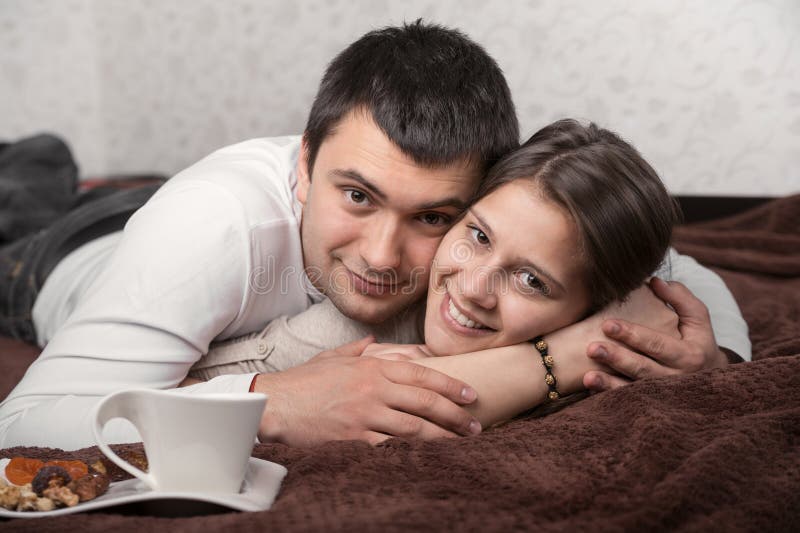 Embrassement affectueux de couples images stock Embrassement affectueux de couples images stock