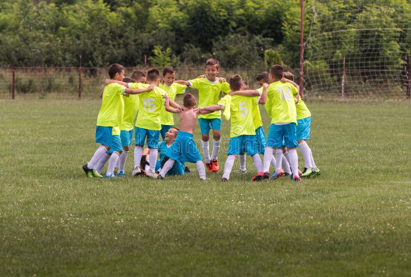 Embroma el fútbol del fútbol - jugadores de los niños que celebran después de victo fotos de archivo libres de regalías Embroma el fútbol del fútbol - jugadores de los niños que celebran después de victo fotos de archivo libres de regalías