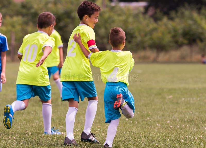 Embroma el fútbol del fútbol - jugadores de los niños que celebran después de victo fotos de archivo Embroma el fútbol del fútbol - jugadores de los niños que celebran después de victo fotos de archivo