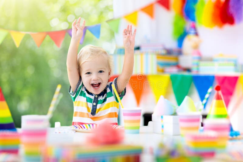Embroma la fiesta de cumpleaños Niño que sopla hacia fuera la vela de la torta fotos de archivo Embroma la fiesta de cumpleaños Niño que sopla hacia fuera la vela de la torta fotos de archivo