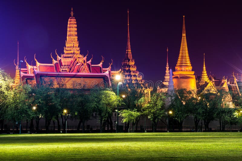 Emerald Buddha Temple (Wat Phra Kaew) at night