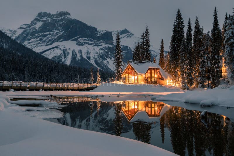 Emerald Lake Lodge is het enige bezit op afgezonderd die Emerald Lake, door adembenemend Rocky Mountains, Yoho National Park word