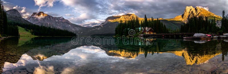 Emerald Lake lodge Yoho Panorama Reflection sunset