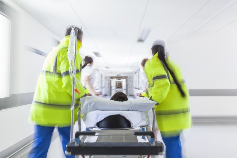 Emergencia paciente del hospital de la camilla del ensanchador de la falta de definición de movimiento fotos de archivo libres de regalías Emergencia paciente del hospital de la camilla del ensanchador de la falta de definición de movimiento fotos de archivo libres de regalías