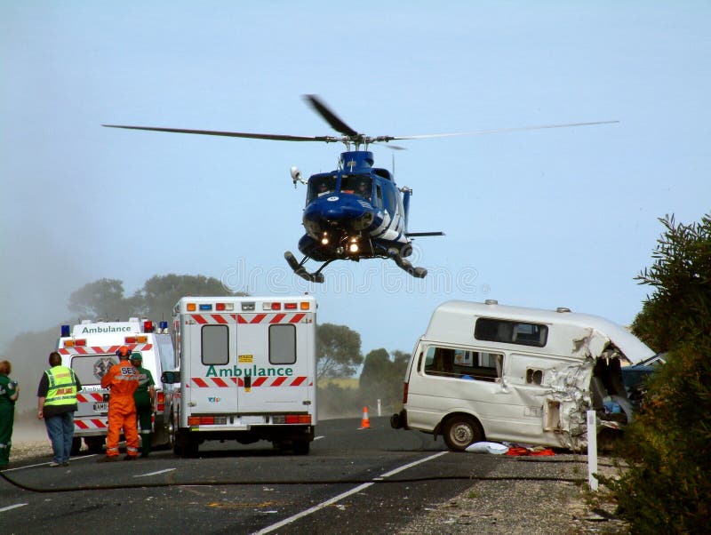 Ein Hubschrauber hebt ab, Patienten mit an Bord bei der Straßen-crash-Szene.