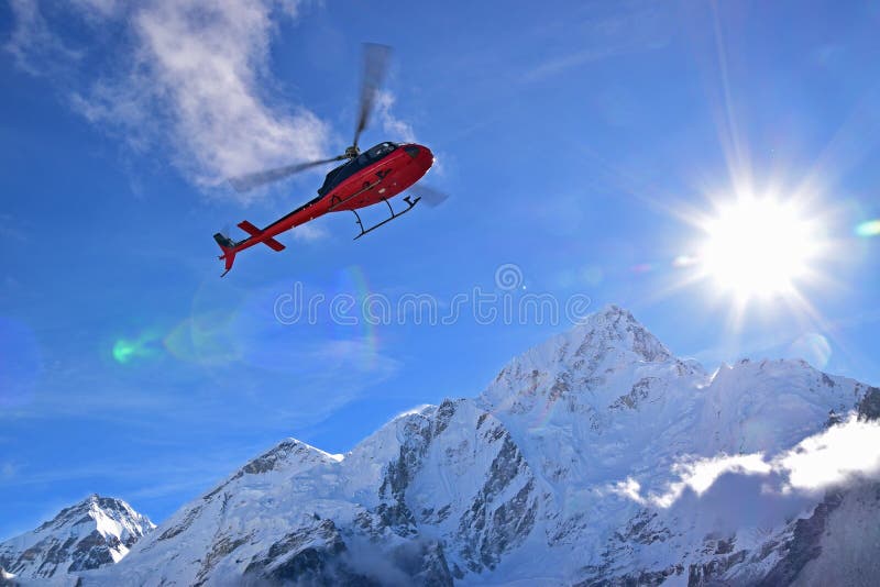 Questa è una scena comune lungo i villaggi dell'Everest Base Camp trail in cui chopper è usato immediatamente traghetto alpinisti che è stato influenzato da AMS.