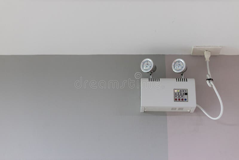 https://thumbs.dreamstime.com/b/emergency-lights-two-lamps-light-auto-lighting-working-power-outage-battery-192099841.jpg