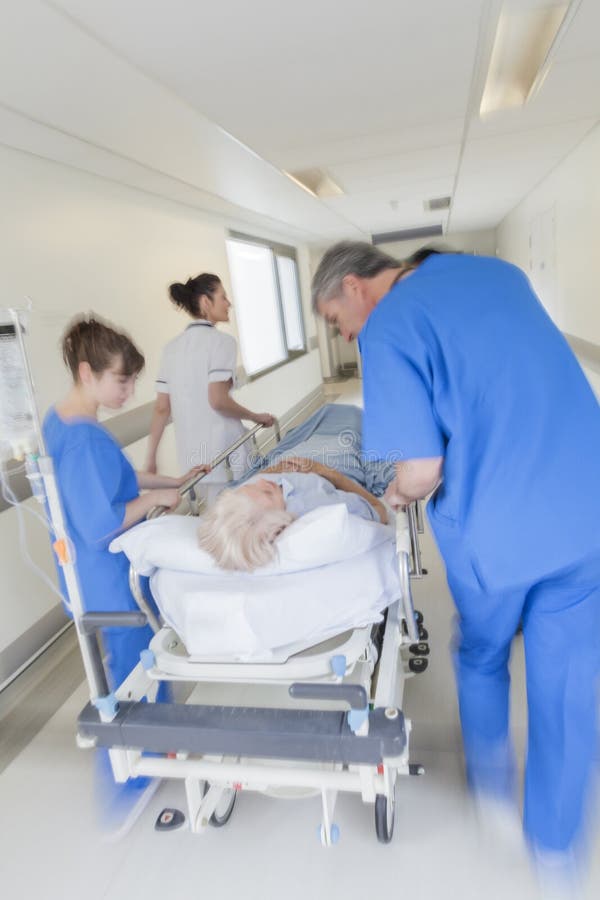 Emergenza paziente dell'ospedale della barella della barella del mosso fotografie stock Emergenza paziente dell'ospedale della barella della barella del mosso fotografie stock