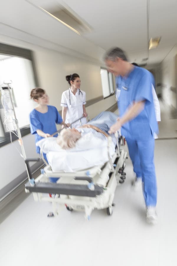 Emergência paciente do hospital da marquesa da maca do borrão de movimento foto de stock Emergência paciente do hospital da marquesa da maca do borrão de movimento foto de stock
