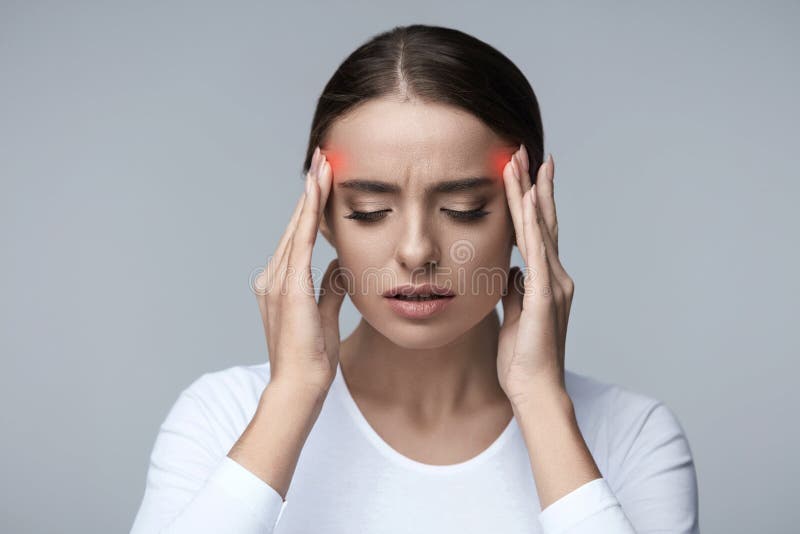 Emicrania Bello sforzo di sensibilità della donna e forte dolore capo fotografie stock