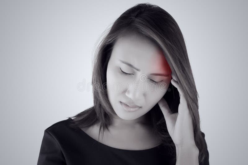 Emicrania Donna asiatica che ha un'emicrania fotografia stock libera da diritti Emicrania Donna asiatica che ha un'emicrania fotografia stock libera da diritti