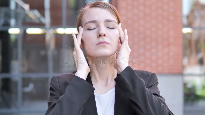 Emicrania, giovane donna di affari sollecitata scomoda