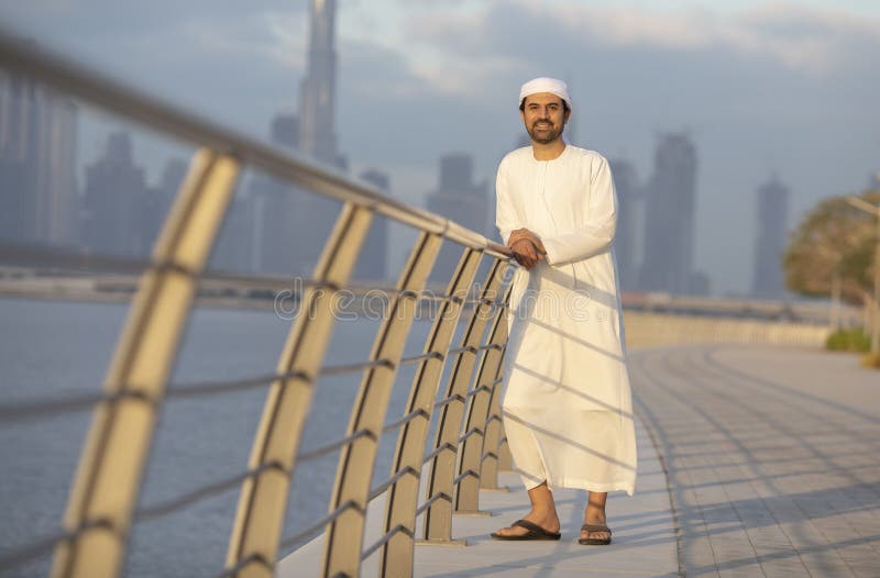 Blokkeren eerste Hoopvol Emirati Man in Traditionele Kleding in Dubai Stock Afbeelding - Image of wolk, emiraten: 221503985 Blokkeren eerste Hoopvol Emirati Man in Traditionele Kleding in Dubai Stock Afbeelding - Image of wolk, emiraten: 221503985