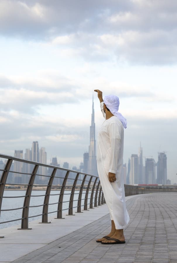 zeewier Banyan Koppeling Emirati Man in Traditionele Kleding in Dubai Stock Foto - Image of kleding, ochtend: 221504126 zeewier Banyan Koppeling Emirati Man in Traditionele Kleding in Dubai Stock Foto - Image of kleding, ochtend: 221504126