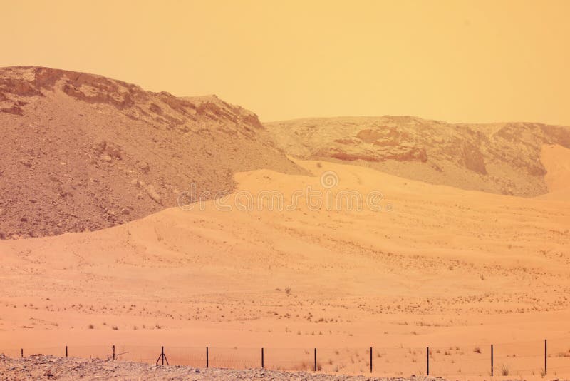 EMIRATOS ÁRABES DE DUBAI-UNITED EL 21 DE JULIO DE 2017 En el destino de la aventura de la arena y de la montaña del desierto imagenes de archivo EMIRATOS ÁRABES DE DUBAI-UNITED EL 21 DE JULIO DE 2017 En el destino de la aventura de la arena y de la montaña del desierto imagenes de archivo