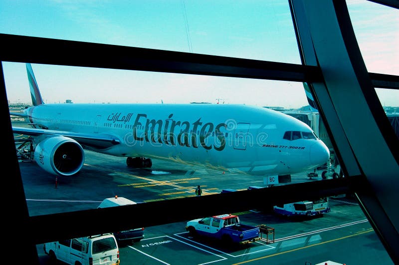 Emirats de Boeing Dubaï de l'aéroport 300er 777 photo libre de droits Emirats de Boeing Dubaï de l'aéroport 300er 777 photo libre de droits
