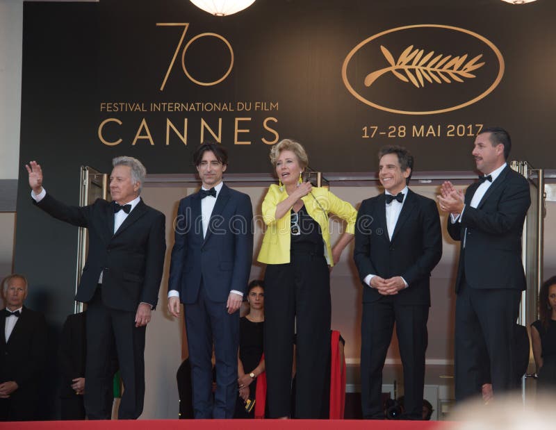 CANNES, FR - 21 de mayo de 2017: Emma Thompson, Ben Stiller, Dustin Hoffman, Noah Baumbach y Adam Sandler en el estreno de The Meyerowitz Stories en el 70º Festival de Cannes