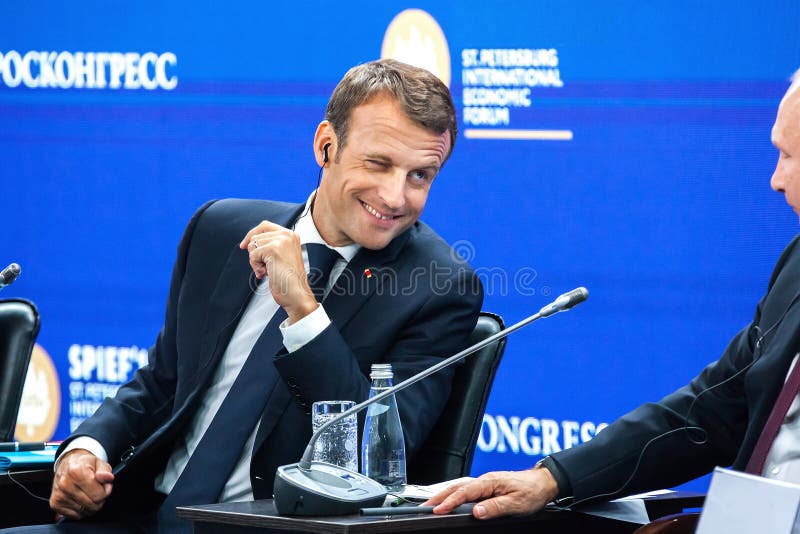 Emmanuel macron winks at Putin