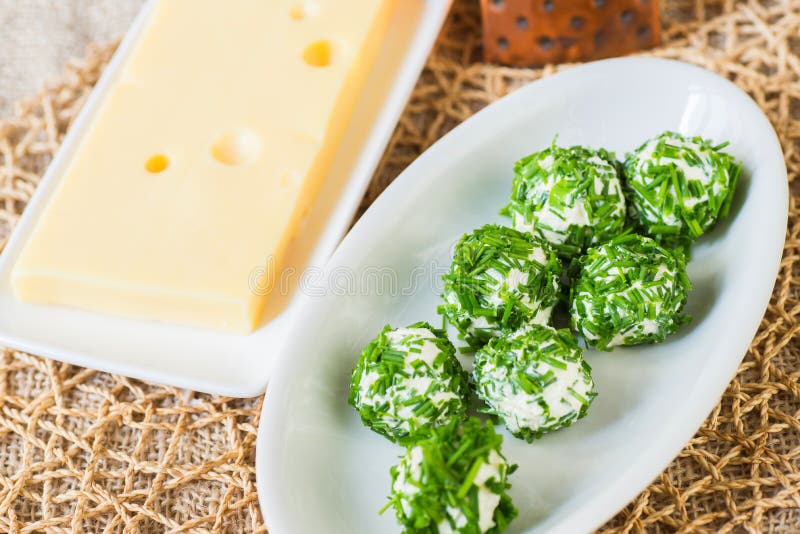 Emmentaler en witte kaasbal met bieslook stock fotografie Emmentaler en witte kaasbal met bieslook stock fotografie