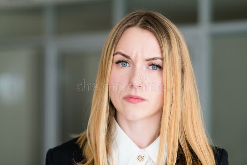 Emoci twarzy kobiety quizzical dociekliwy spojrzenie zdjęcie stock Emoci twarzy kobiety quizzical dociekliwy spojrzenie zdjęcie stock