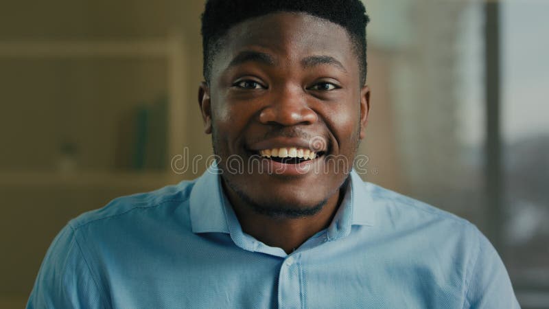 Emocionado hombre afroamericano sorprendido hombre abierto boca sacudida sorpresa positiva retrato masculino sorprendido empresari