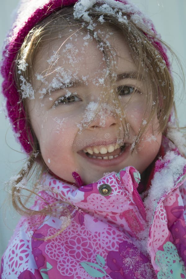 Emocional retrato de una adorable niña en cálidas prendas de invierno, disfruta de aire fresco y hermosa soleada foto de archivo