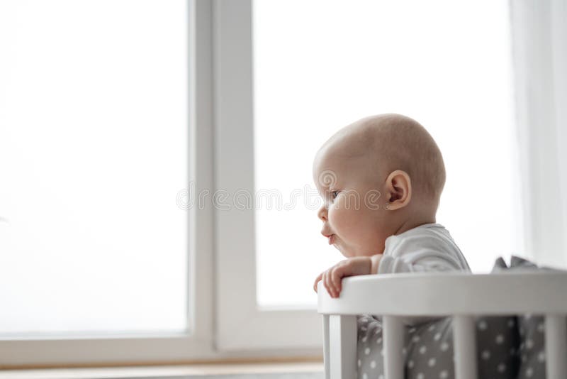 Emociones de niños Una expresión divertida sorprendida de mejillas rechonchas regordetas lindas de los ojos azules grandes de un fotos de archivo libres de regalías Emociones de niños Una expresión divertida sorprendida de mejillas rechonchas regordetas lindas de los ojos azules grandes de un fotos de archivo libres de regalías