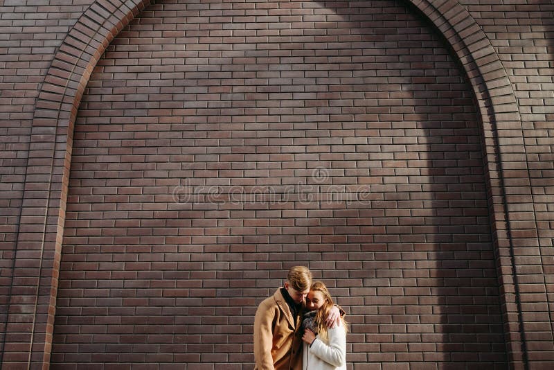 Emoción romántica del afecto del cuidado del amor del abrazo de los pares imagen de archivo Emoción romántica del afecto del cuidado del amor del abrazo de los pares imagen de archivo