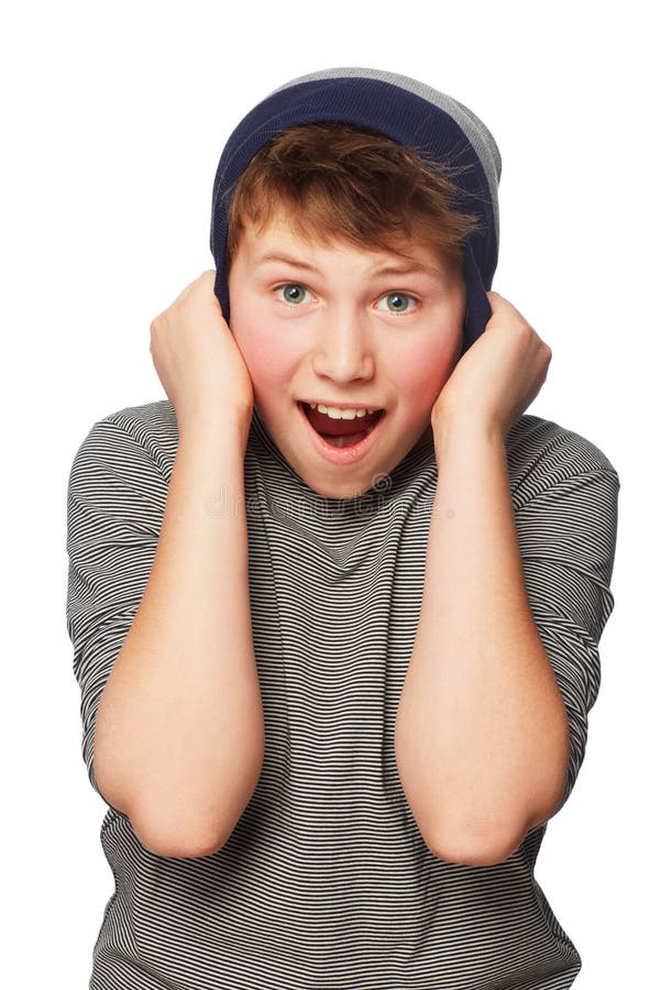 Emoción y retrato de un niño con beanie en un estudio para una actitud positiva y segura. sorpresa fotos de archivo