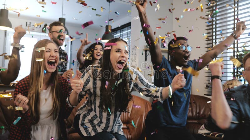 emocja Etniczni fan świętują wygranie Confetti 4K zwolnione tempo Namiętna zwolennika krzyka dopatrywania gra na TV obrazy stock emocja Etniczni fan świętują wygranie Confetti 4K zwolnione tempo Namiętna zwolennika krzyka dopatrywania gra na TV obrazy stock