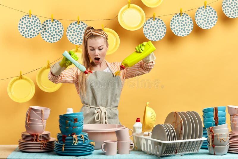 Emocjonalna sfrustowana kobieta straszy zły bezużyteczny dishwashing ciecz obraz royalty free Emocjonalna sfrustowana kobieta straszy zły bezużyteczny dishwashing ciecz obraz royalty free