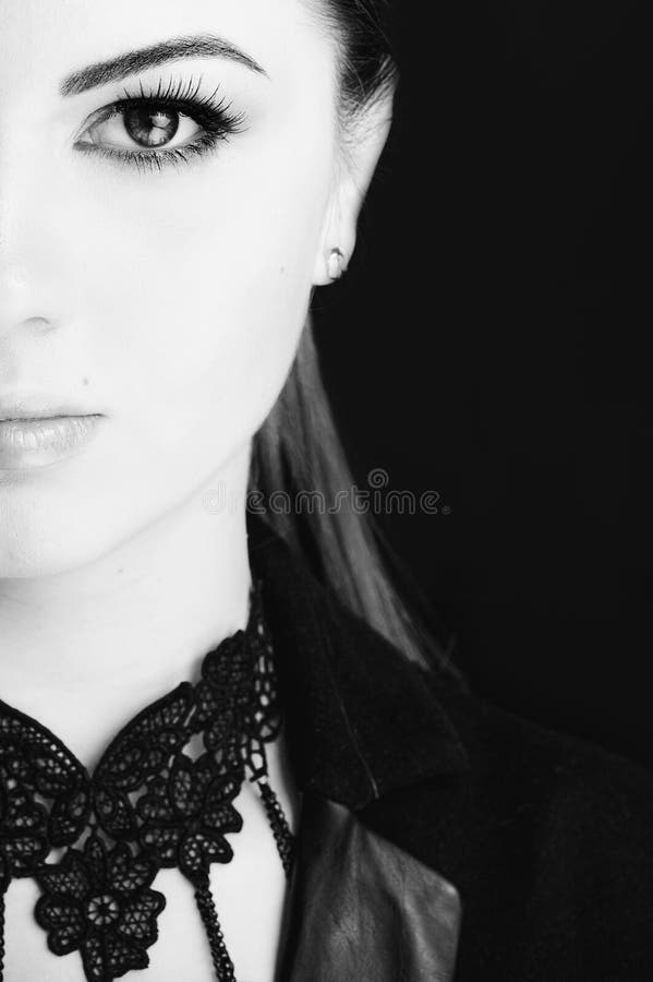 Emocjonalny portret młoda piękna dziewczyna wyraża strach, złość, płacz, pozuje nad czarnym tłem Perfect włosy i skóra zdjęcie royalty free Emocjonalny portret młoda piękna dziewczyna wyraża strach, złość, płacz, pozuje nad czarnym tłem Perfect włosy i skóra zdjęcie royalty free