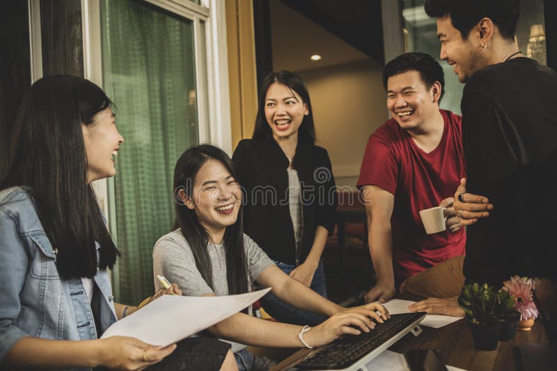 Emot acertado de la felicidad del trabajo independiente más joven asiático del trabajo en equipo imágenes de archivo libres de regalías Emot acertado de la felicidad del trabajo independiente más joven asiático del trabajo en equipo imágenes de archivo libres de regalías